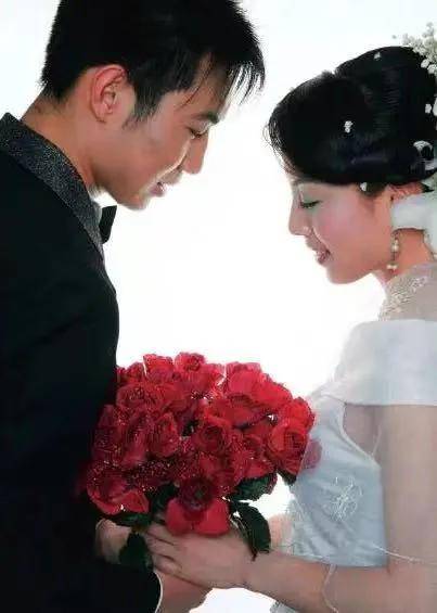 2006年,王亚平与赵鹏在老家举办了婚礼,走进了婚姻的殿堂.