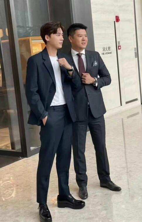 活动 李易峰线下活动生图又火了!身穿经典黑白套装,男人味十足很绅士