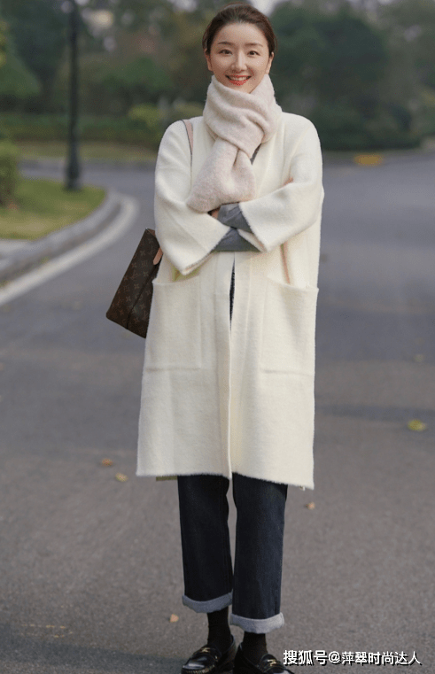 帆布鞋 今年多穿“大衣”,内搭毛衣牛仔裤,下搭帆布鞋、靴子时髦高级