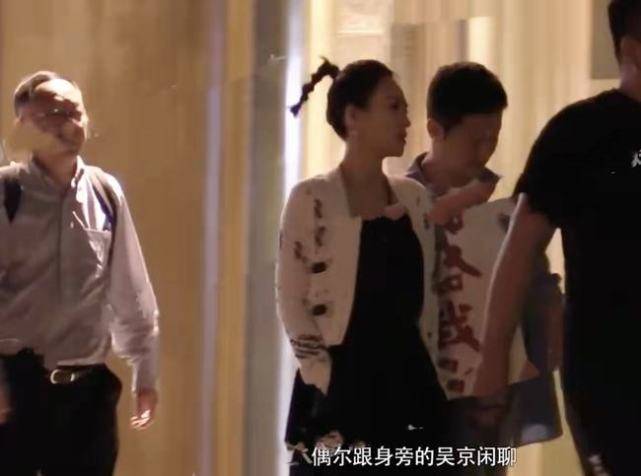 身材 大咖导演罕见同框！章子怡扎朝天辫好少女，就连吴京都忍不住摆弄
