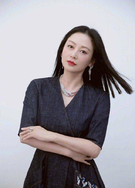 仙女 51岁陈红保养太好，出席活动穿露肩星空裙，仙女气质一目了然