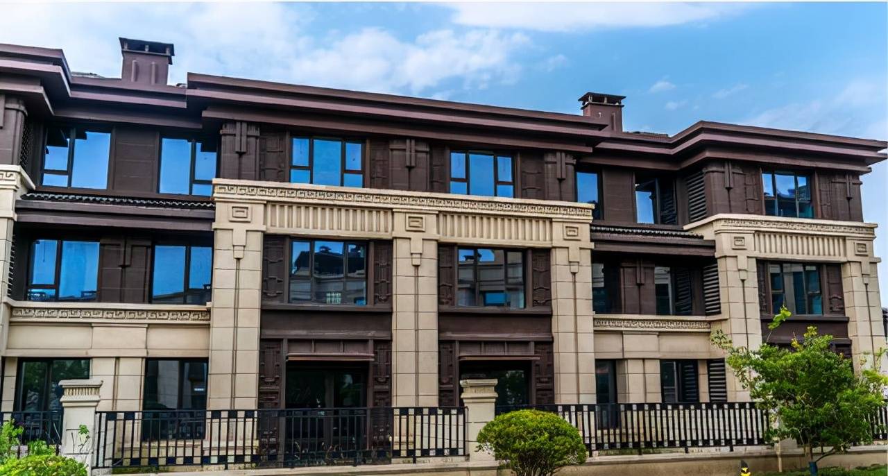 项目负责人夏春雨简单介绍了几大特色:首先,团泊鸿坤理想城占据团泊湖