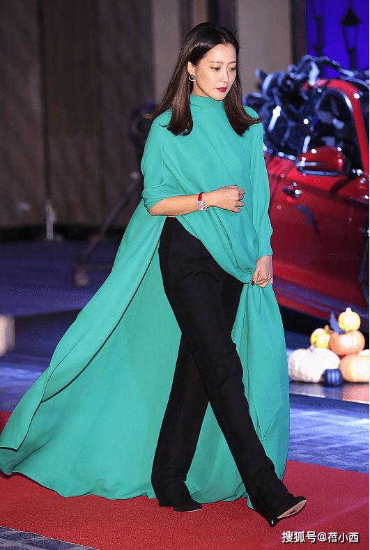 西装 金喜善44岁还敢挑战薄荷绿，穿长裙配阔腿裤，不俗反而美出国际范