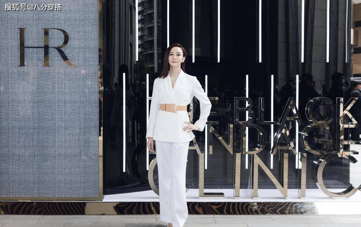 一身 阔太胡静气质真不错,穿黑色西装还搭配鱼骨抹胸,藏不住的高贵范
