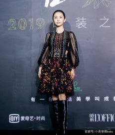 感觉 毛衣下面不一定要搭牛仔裤，学王子文配短裤+长筒靴，显瘦又显高