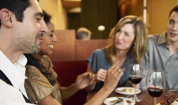 进行|与乙肝患者吃饭会被传染？乙肝的传播方式有3种，别搞错了