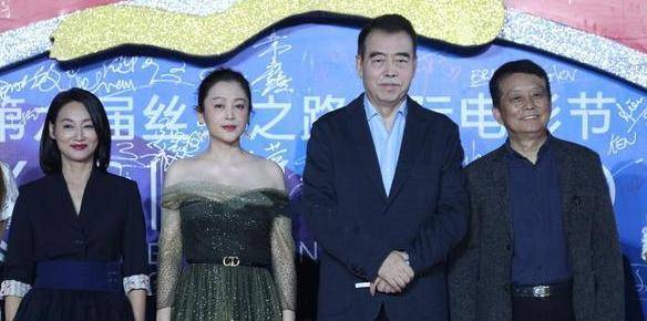 仙女 51岁陈红保养太好，出席活动穿露肩星空裙，仙女气质一目了然