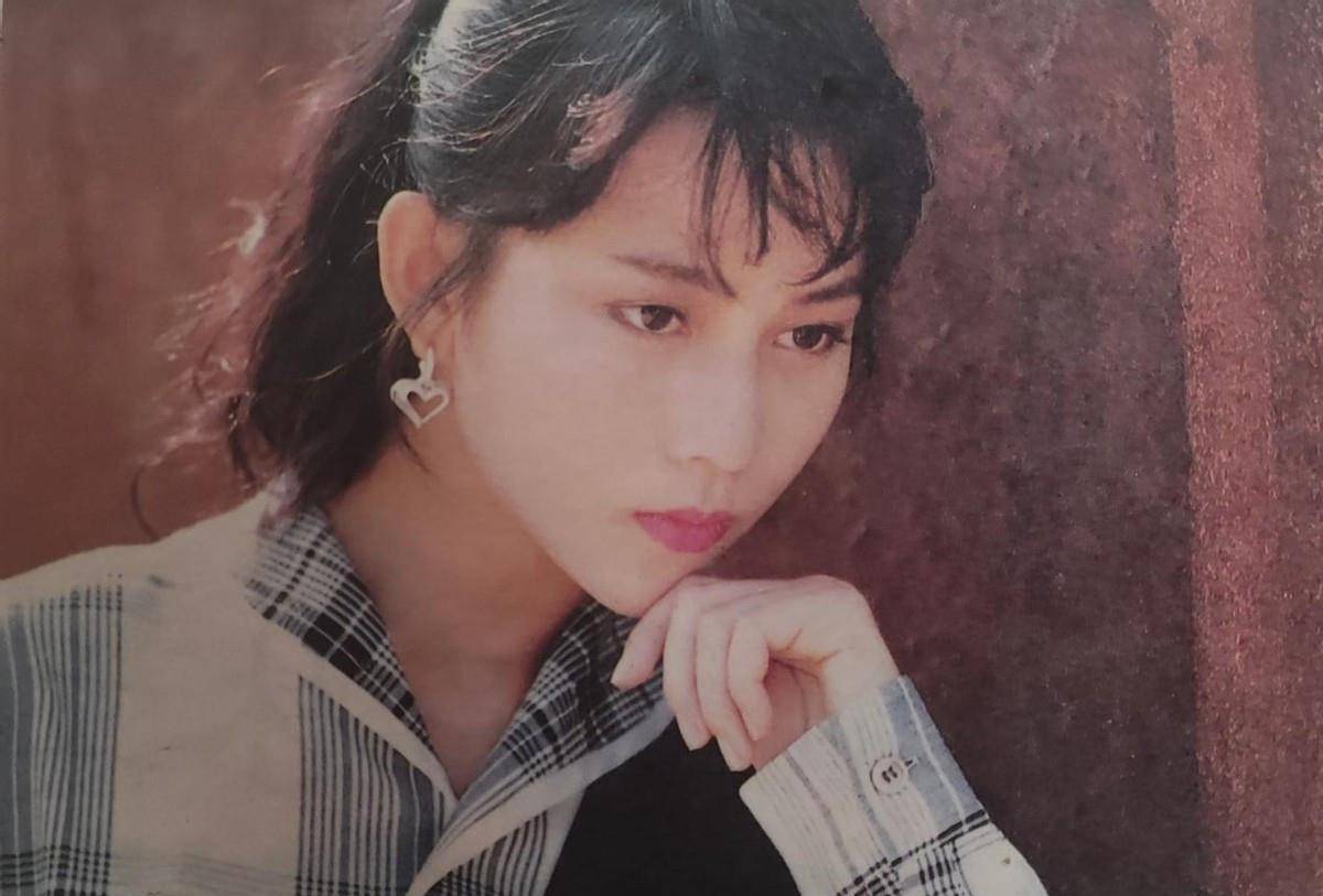 太嫩 蔡少芬19岁的时候也太嫩,裙子还挺时髦得,不像92年的服装