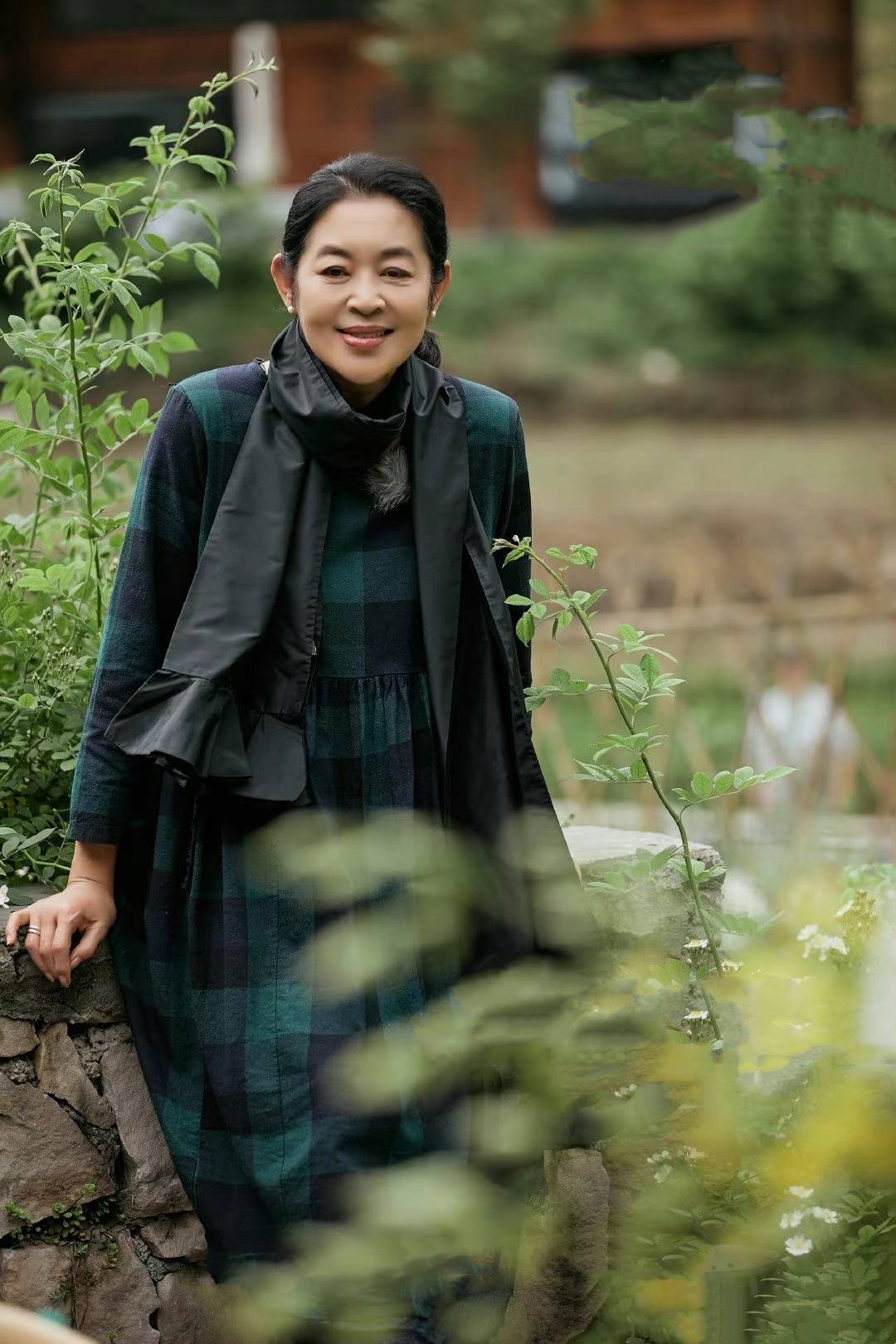 卫衣 62岁倪萍逆生长，拼接卫衣配牛仔裤青春时髦，身材状态不输年轻人