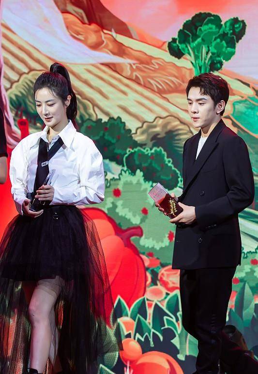 领带 薇娅不仅时髦还善良,穿衬衫和李佳琪做公益,时尚穿搭好美!