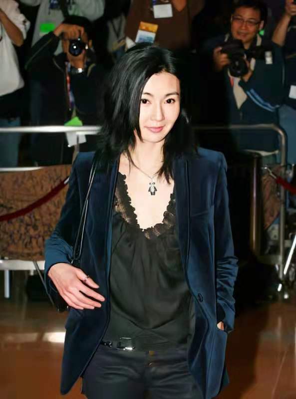 职场 张曼玉瘦过头了，穿西服搭五分裤撑不起来，淡妆再难展现女神气质