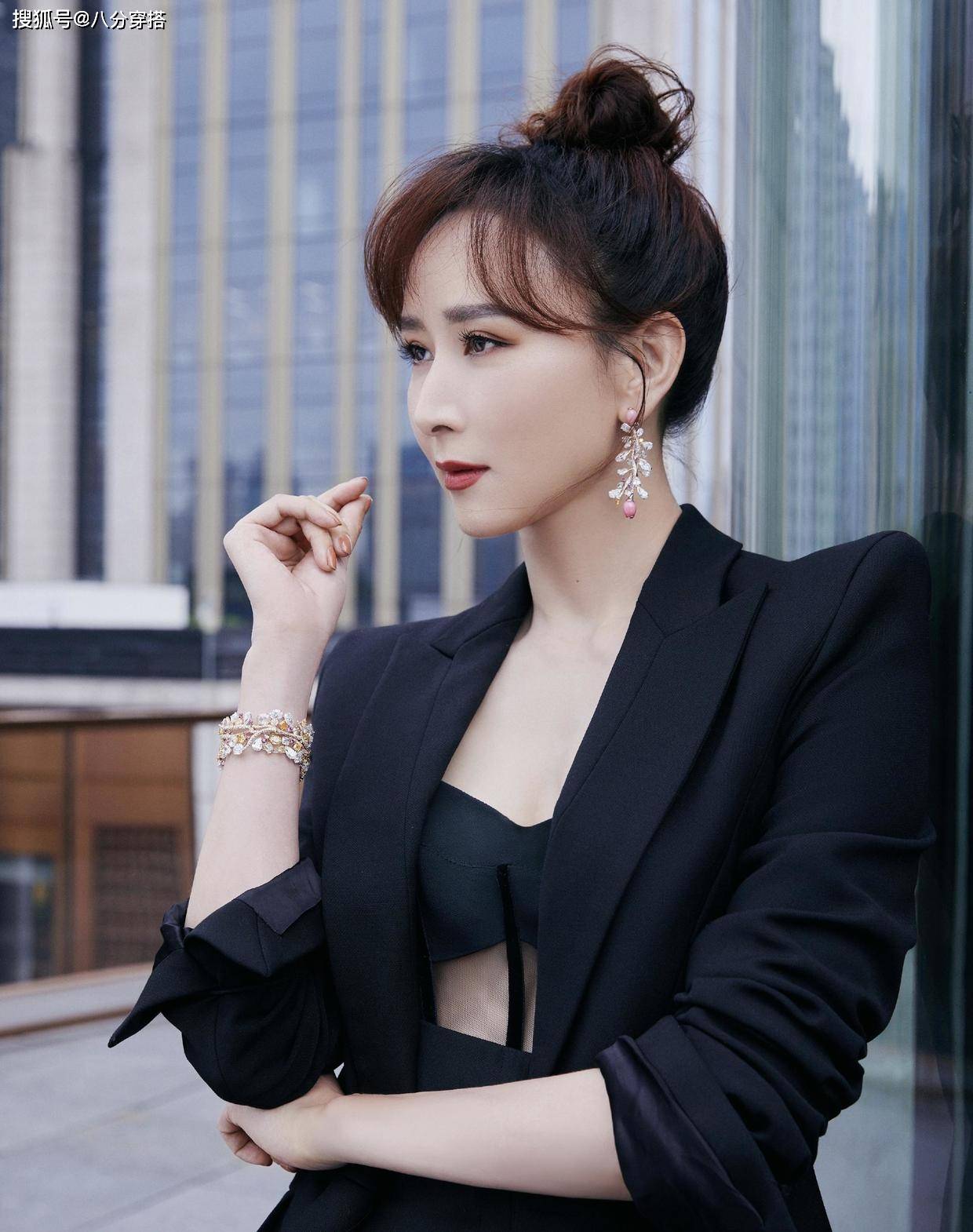 一身 阔太胡静气质真不错，穿黑色西装还搭配鱼骨抹胸，藏不住的高贵范