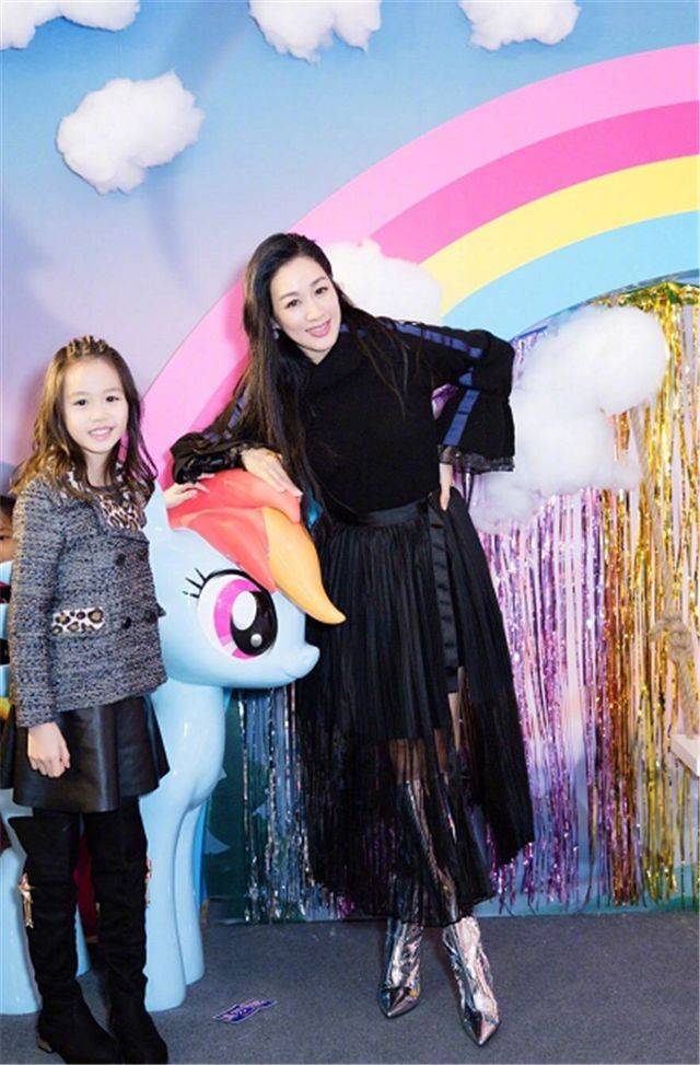 颜色 钟丽缇品味真别致，用西装混搭粉色健身裤，意外高级又洋气