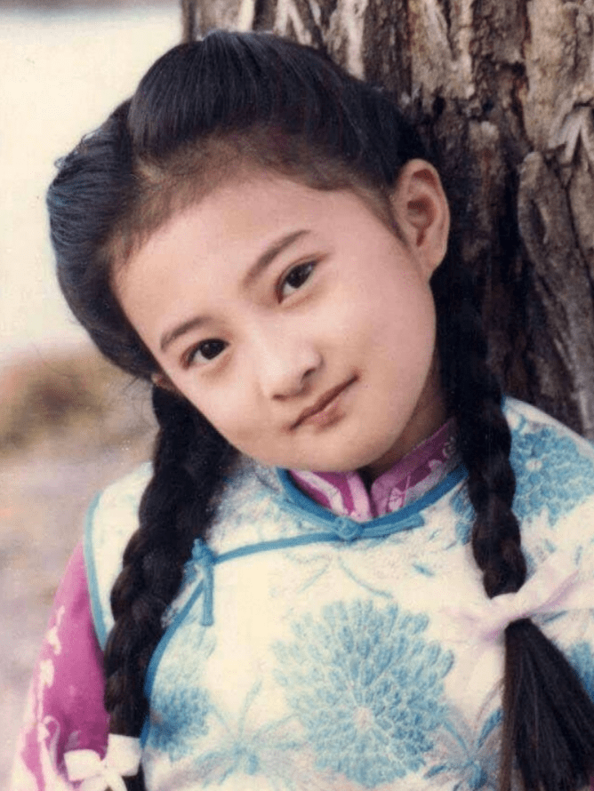 设计 李玲玉与金铭都有娃娃脸，同穿礼服还手牵手，站一起看着挺像母女
