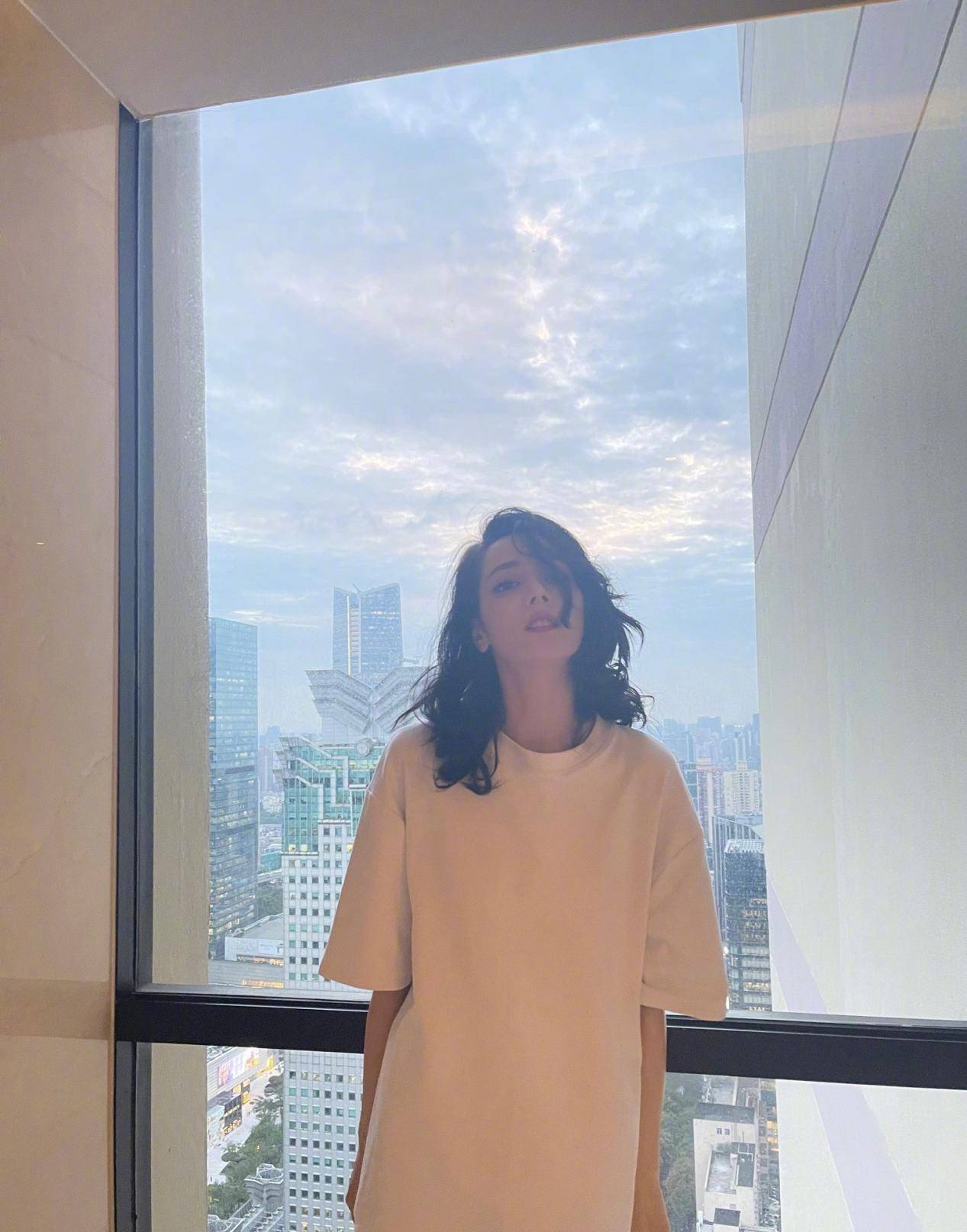 方面 迪丽热巴下班久违自拍，穿大码T恤涂红唇搞怪，360度全方位无死角