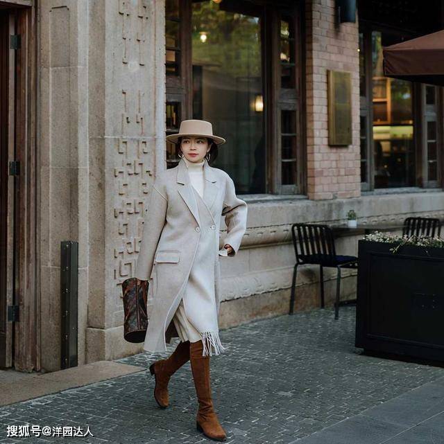 圆头 长靴尽量别配短裤了，太俗气！瞧明星博主长靴+长裙，洋气又时髦