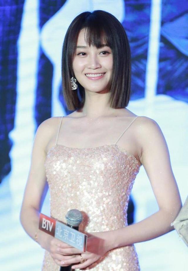 身材 蓝盈莹终于高调美一回!一袭亮片连衣裙尽显曼妙身材,高级精致