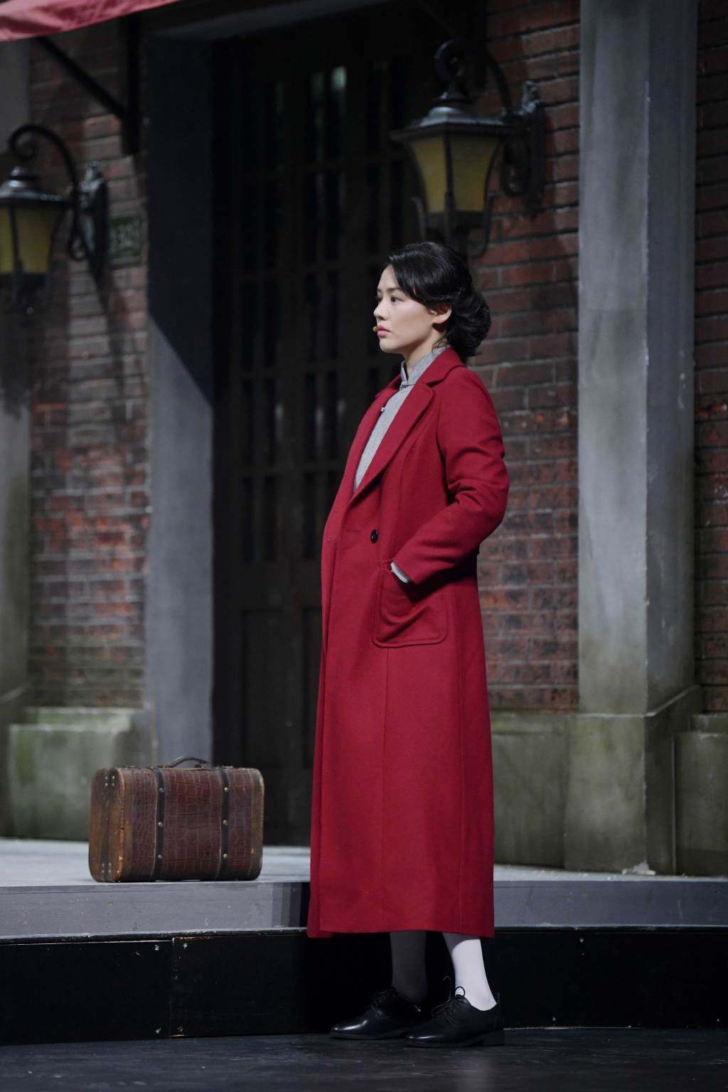 马思纯 马思纯瘦了！穿旗袍亮相舞台身姿窈窕，搭配红色大衣优雅又大气！