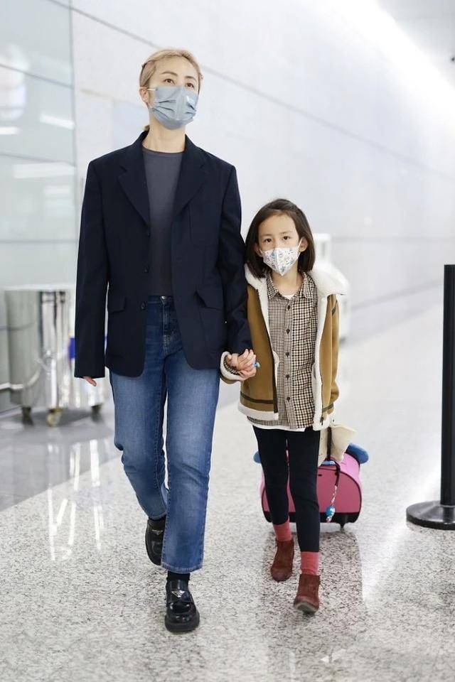 直管 黄磊夫妇品位变了，孙莉染金发显“老气”，二女儿颜值倒是很惊艳