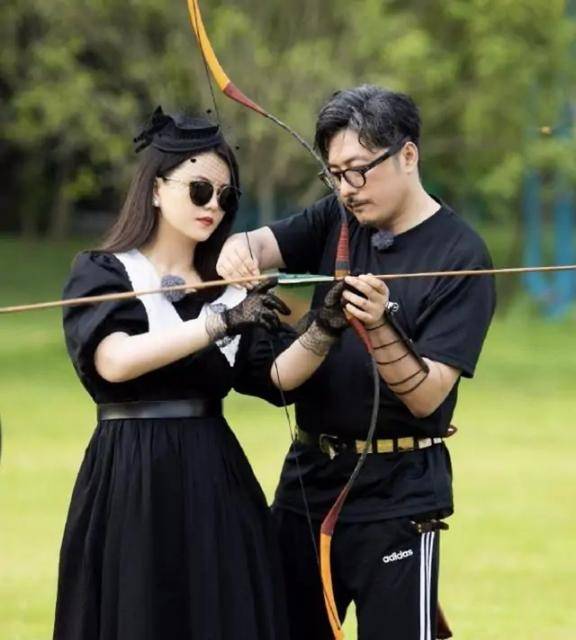 黑色 李湘真懂“藏肉”穿搭，黑色娃娃连衣裙配条腰带，显瘦效果太明显