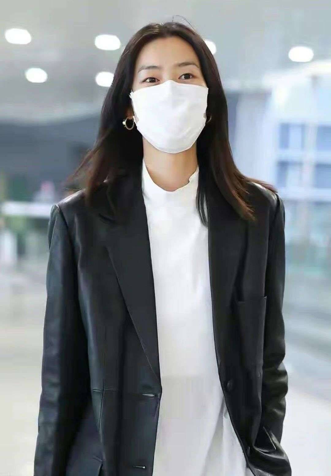 层次感 刘雯自带超模光环，普通打底衫也能穿出高级感，果然衣服也会挑人