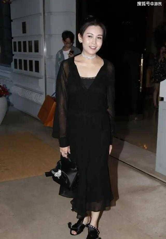 蔡少芬 蔡少芬颜值高太任性了，一袭红色连衣裙配“寸头”，气质惊艳