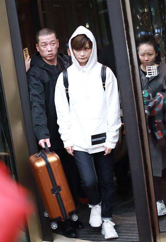 主要部分 李宇春坚持走帅气路线，私下里一身黑白造型真简约，但气质挡不住