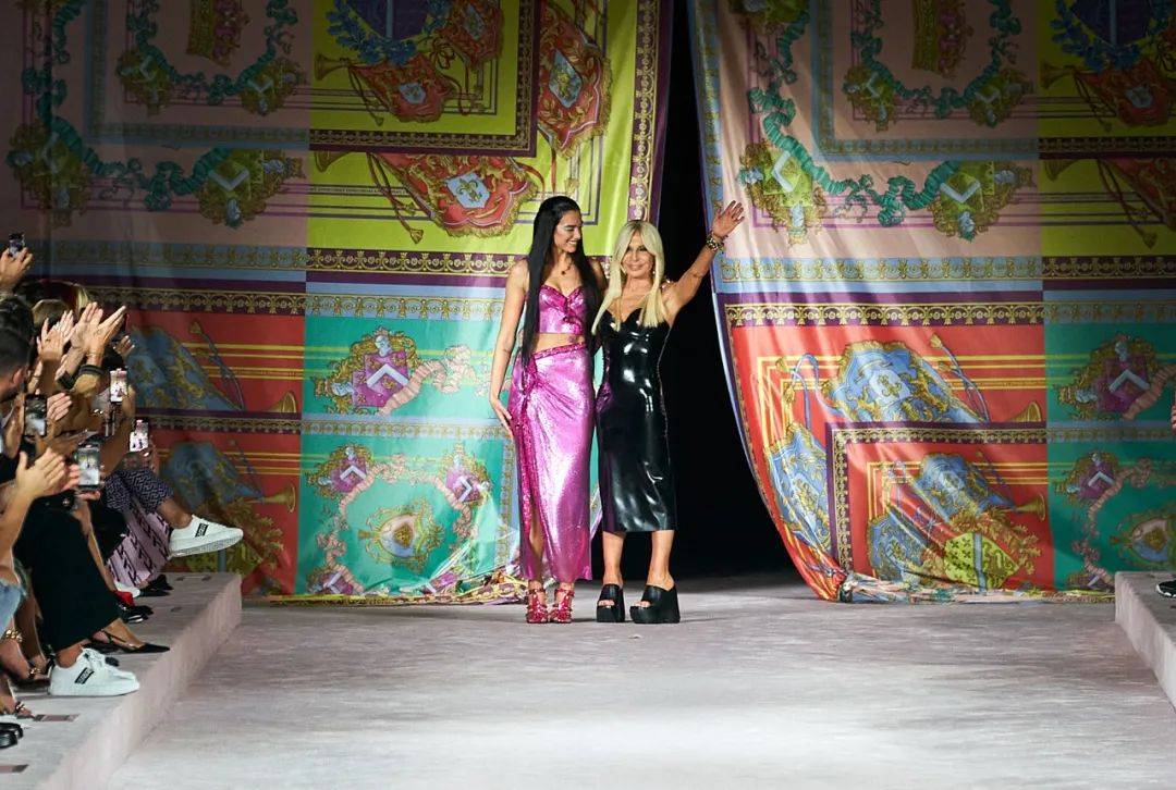 Nas 叱咤红毯、被爆红歌手示爱……这个品牌最近火得有点收不住！