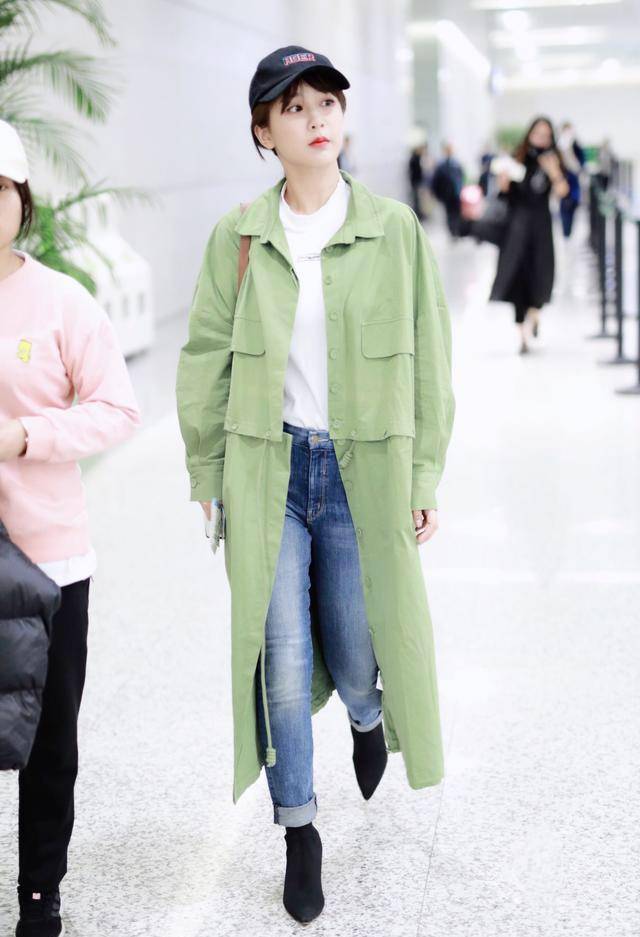 新绿 杨紫终于找到适合的风格,黑色棒球帽搭清新绿风衣,妥妥的韩范儿