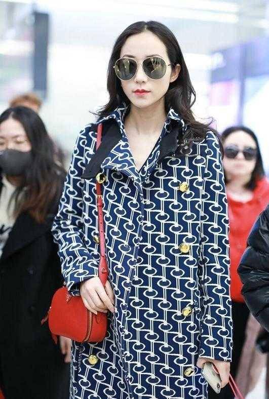 宫廷风 中年女性别再扮嫩,学韩雪印花大衣配喇叭裤好洋气,显贵又优雅