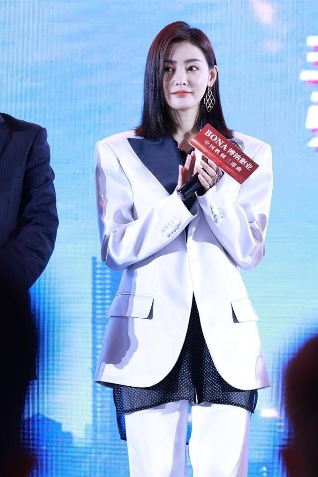 张天 张天爱好胜心还挺强的,与男明星并肩,肩膀比张涵予还要宽