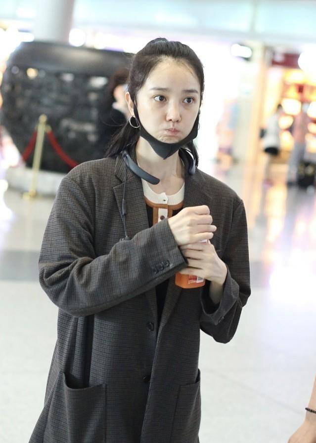 陈小 陈小纭素颜的样子太美了,肌肤雪白好迷人,外套选的也很大气