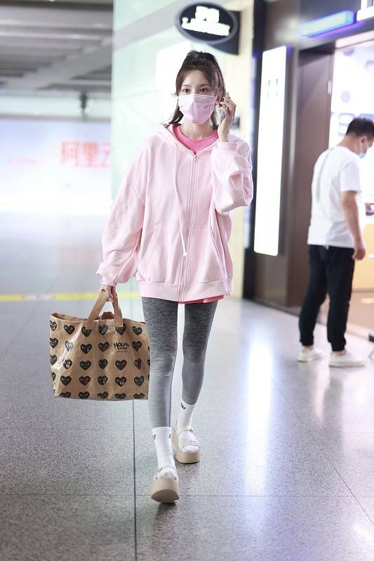 美眉 陈小纭素颜好清纯，穿紧身裤秀“清瘦身材”，配上丸子头更甜了