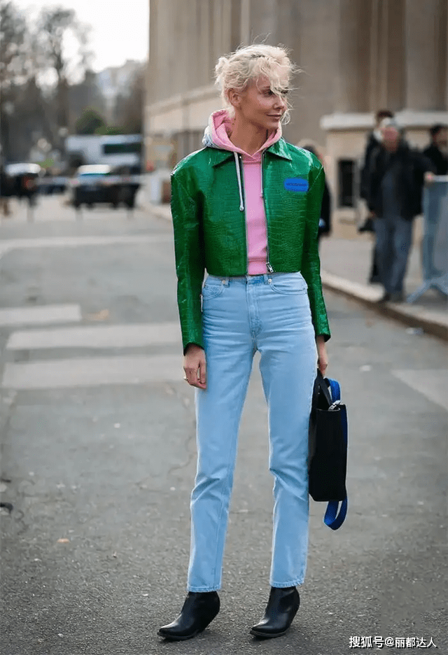 素人 陈红走机场好接地气,一身素人穿搭走机场,51岁素颜状态好真实