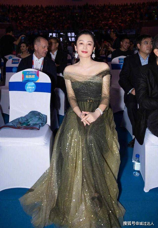 感觉 陈红真不像51岁了，一袭墨绿色露肩连衣裙太迷人，气质惊艳