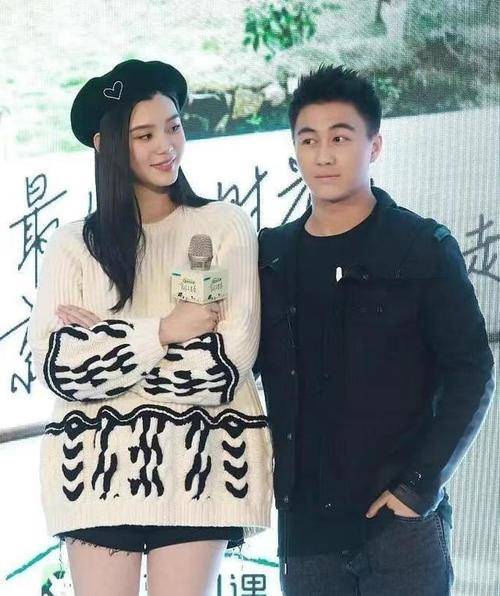 短裙 奚梦瑶胖了也无妨,小圆脸显富态、有气质,果然嫁对了豪门