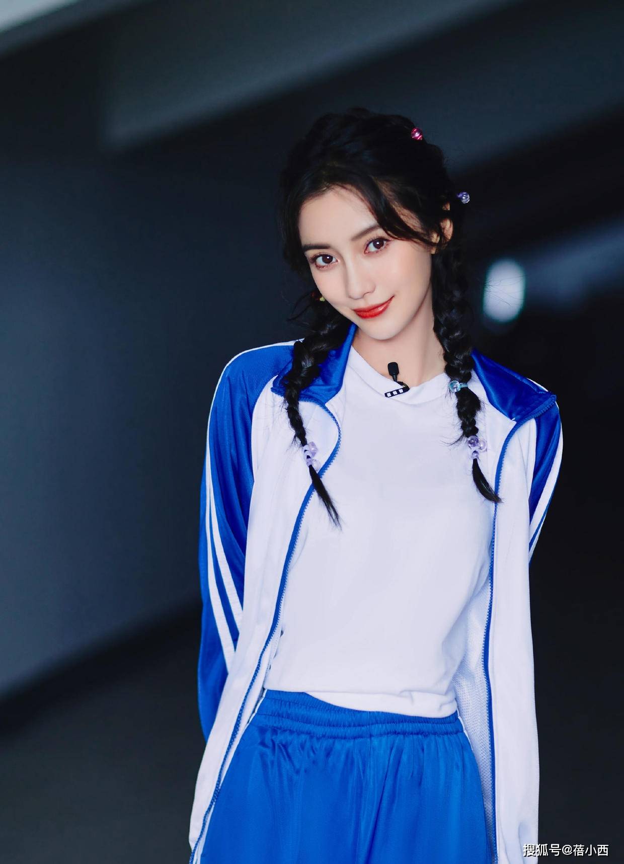 杨颖 Angelababy杨颖确定不是18岁？穿蓝白运动服配麻花辫，像个高中生