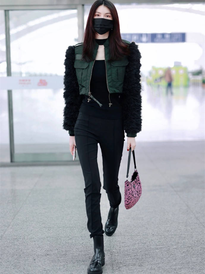 身材 何穗真会穿,穿衣“上短下长”就算了,还把裤腿塞进靴,比例真好