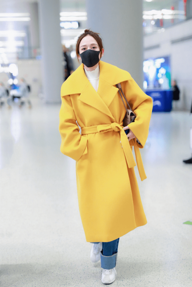 女色 真佩服陈乔恩，都42岁了还能驾驭少女色，穿黄色大衣像18岁小姑娘