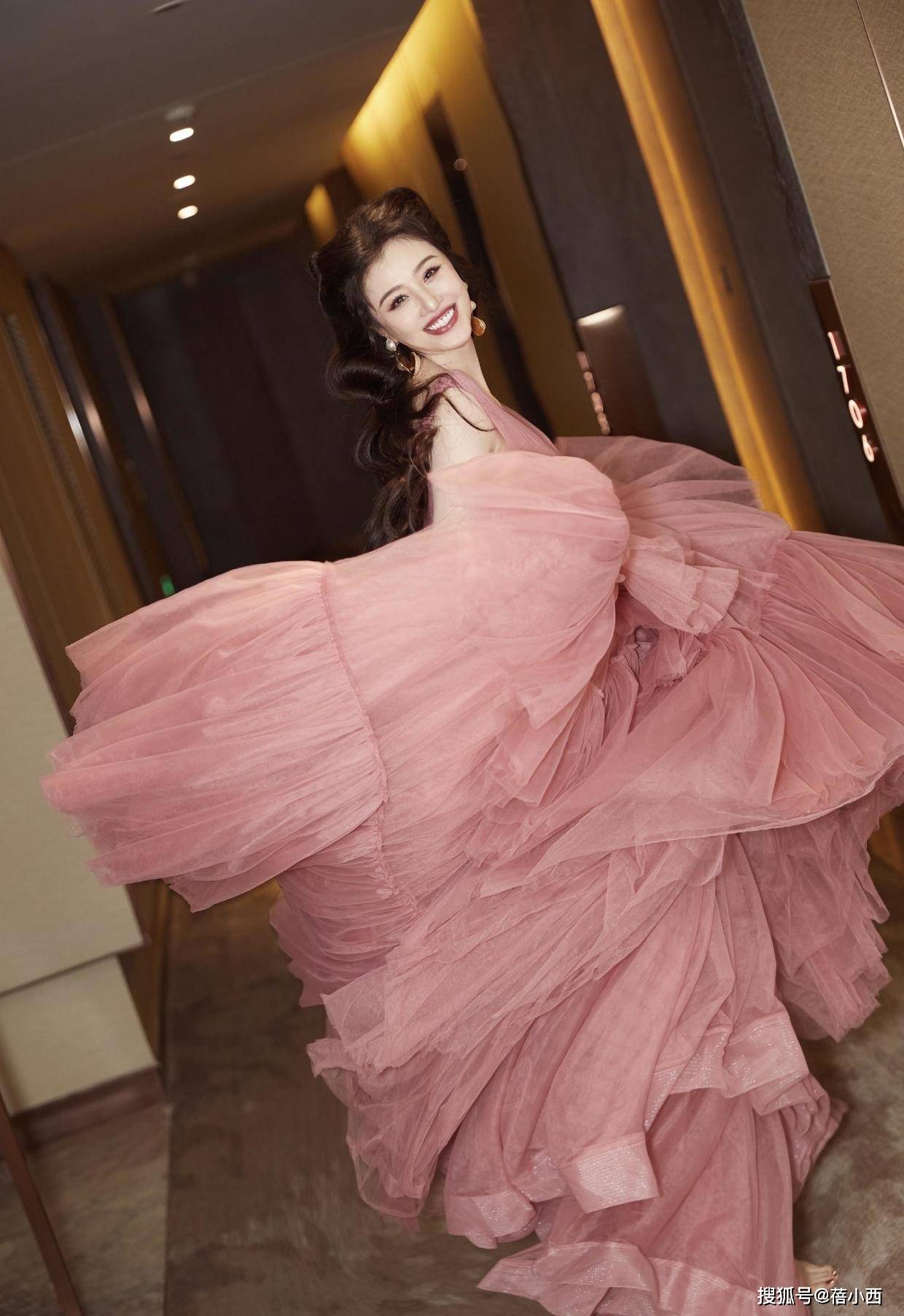 好身材 刘翔前妻葛天越来越美，穿豆沙粉蛋糕裙亮相活动，长卷发优雅洋气