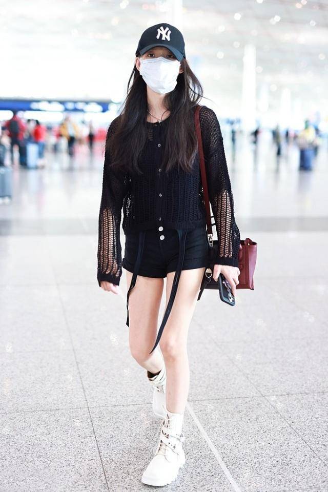 迷彩 林允是冷还是热,穿羽绒服也要“露半肩”,造型倒是时髦感十足