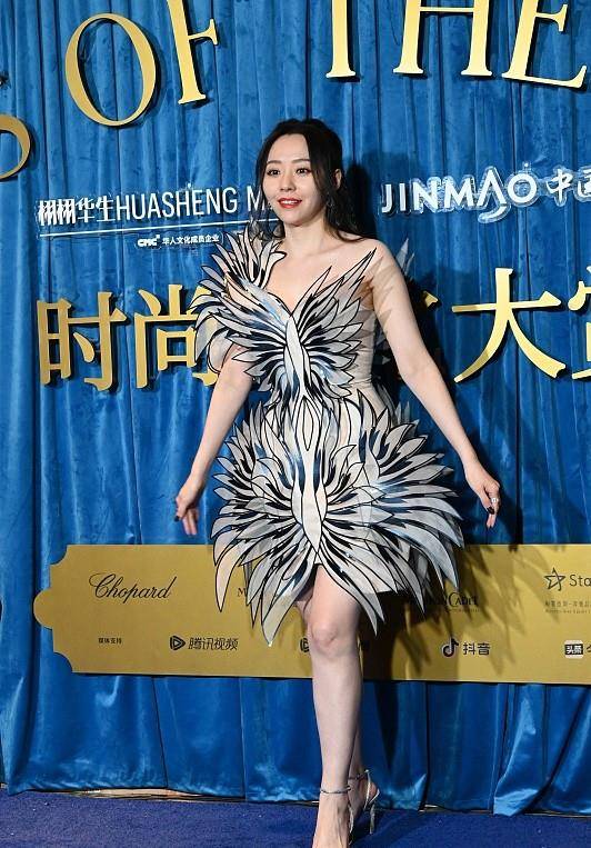 气息 张靓颖这“刺猬礼服”真难懂,看起来挺有设计感,但真不扎人吗