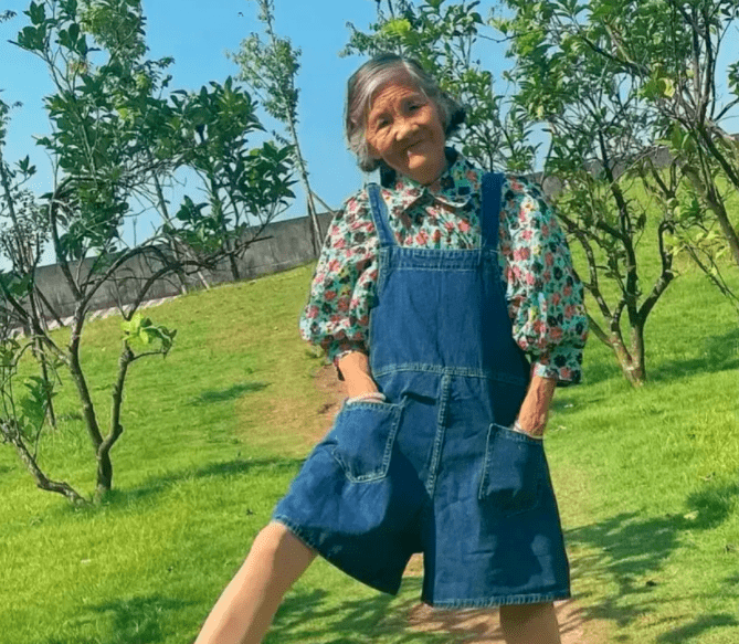 心态 70岁奶奶将衣服穿出少女感，网友甘拜下风：20岁的我都没她潮