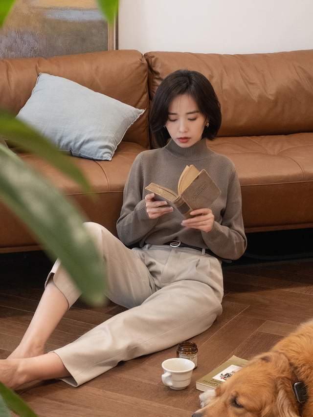 显得 40+的女性秋冬穿搭指南，毛衣搭配西装裤或半身裙，高级又洋气