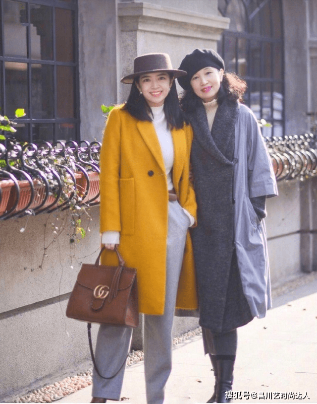 三木 见过世面的女人，大衣很少配打底裤，看三木和妈妈搭配，高级大气