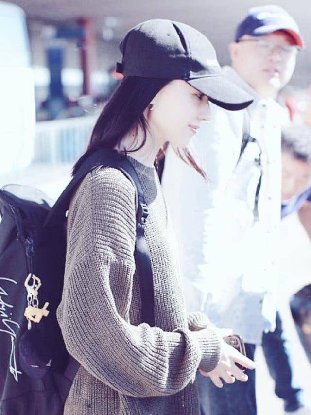 显得 董洁这身打扮清纯得像大学生，终于知道她为啥爱穿紧身牛仔裤了！