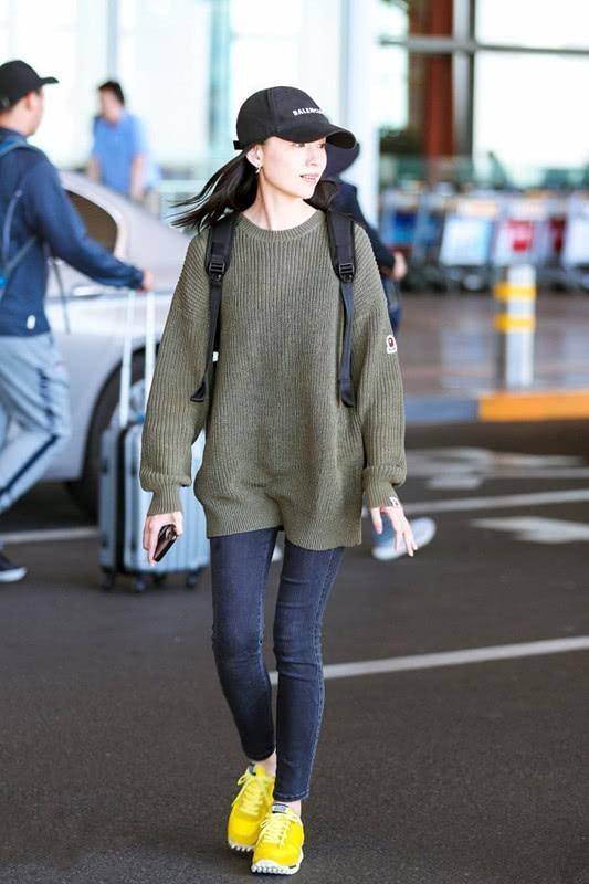 显得 董洁这身打扮清纯得像大学生，终于知道她为啥爱穿紧身牛仔裤了！