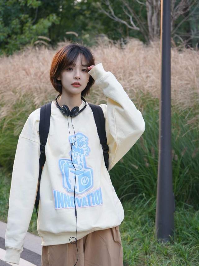 下半身 秋冬卫衣怎么选?脏橘色字母卫衣,穿上身减龄又时髦
