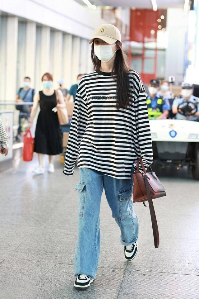 迷彩 林允是冷还是热,穿羽绒服也要“露半肩”,造型倒是时髦感十足