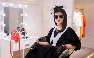 黑色 李湘真懂“藏肉”穿搭，黑色娃娃连衣裙配条腰带，显瘦效果太明显